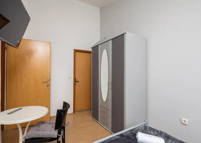 The Platinum Penthouse 오미스