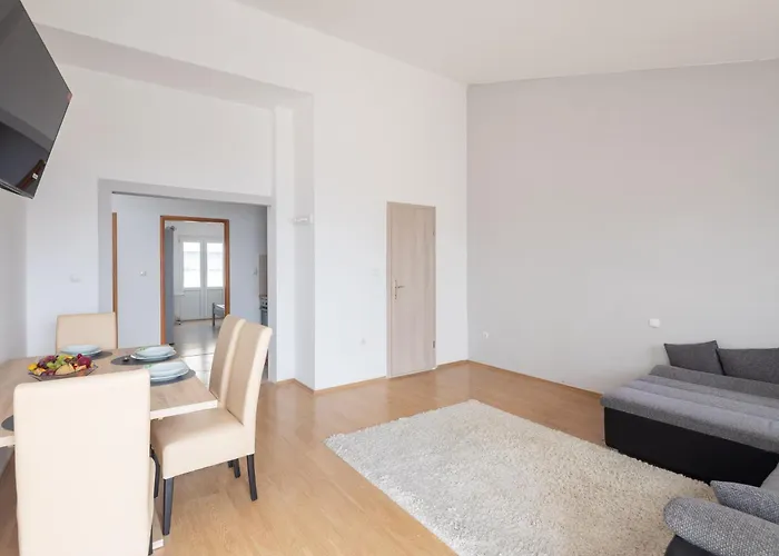 The Platinum Penthouse 오미스