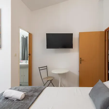 The Platinum Penthouse 오미스