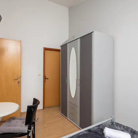 The Platinum Penthouse 오미스