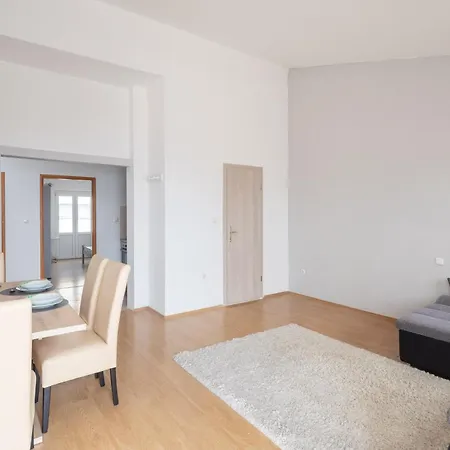 The Platinum Penthouse 오미스
